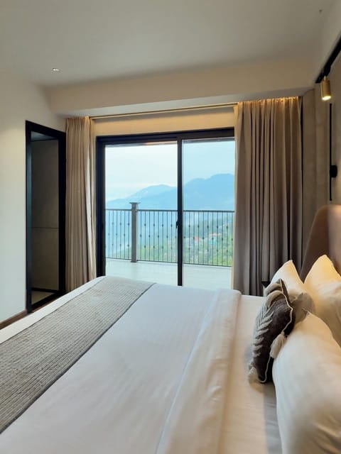 Mountain View - 2 Bedroom Suite with Private Balcony | Desk, laptop workspace, WiFi (free)