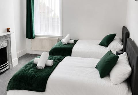 3 bedrooms, iron/ironing board, WiFi (free), bed sheets