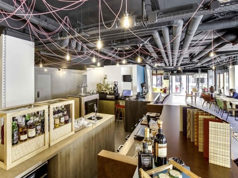 Serves breakfast, lunch, and dinner