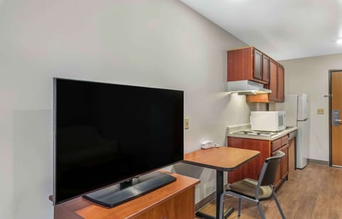 Desk, laptop workspace, free WiFi, bed sheets