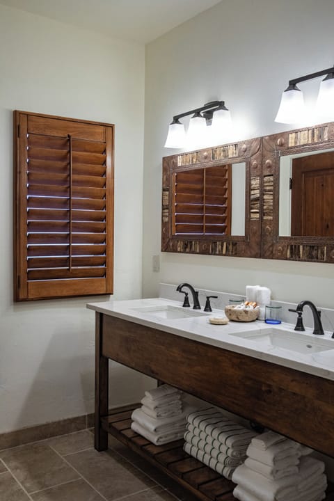 Casita | Bathroom | Combined shower/tub, designer toiletries, hair dryer, bathrobes