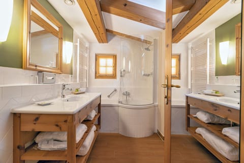 Junior Suite | Bathroom | Combined shower/tub, spring water tub, free toiletries, hair dryer