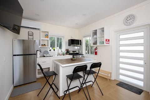 House, 1 Bedroom | Private kitchen | Fridge, oven