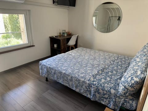 Deluxe Room | Cribs (surcharge), WiFi (free)