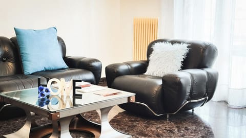 Apartment (3 Bedrooms) | Living area | TV