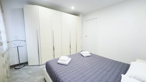 Apartment (2 Bedrooms) | 2 bedrooms, iron/ironing board, bed sheets