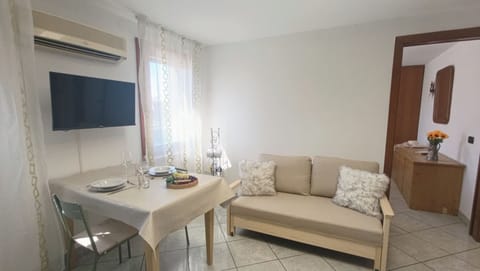 Apartment (1 Bedroom) | Dining room