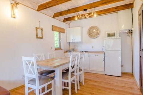 Deluxe Cottage, City View | Dining