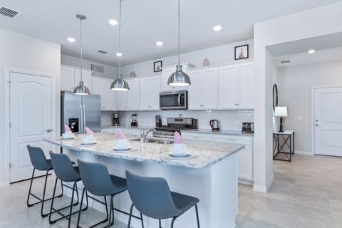 House (5 Bedrooms) | Interior