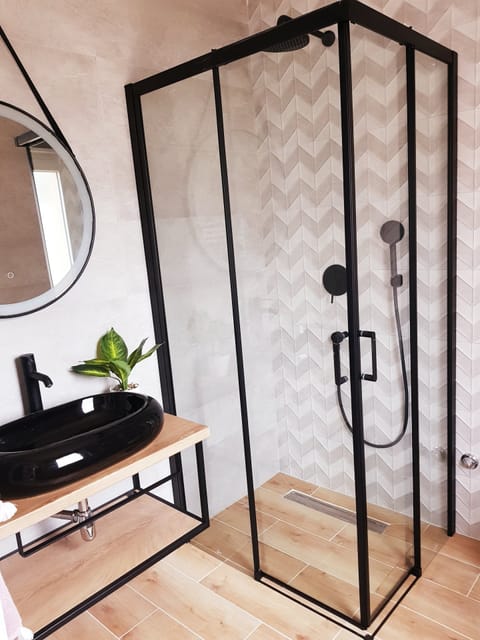 Comfort Double Room, Balcony | Bathroom | Shower, free toiletries, hair dryer, towels