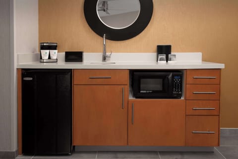 Combined shower/tub, free toiletries, hair dryer, towels