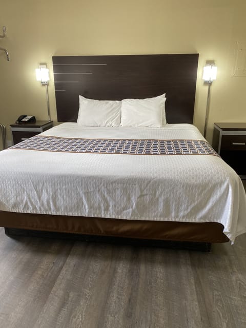 Standard Room, 1 King Bed, Non Smoking | Soundproofing, iron/ironing board, free WiFi, bed sheets