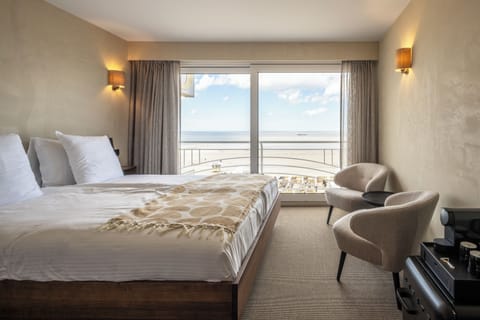 Quadruple Room, Dogs allowed - Chien acceptés - Honden toegelaten | Minibar, in-room safe, desk, laptop workspace