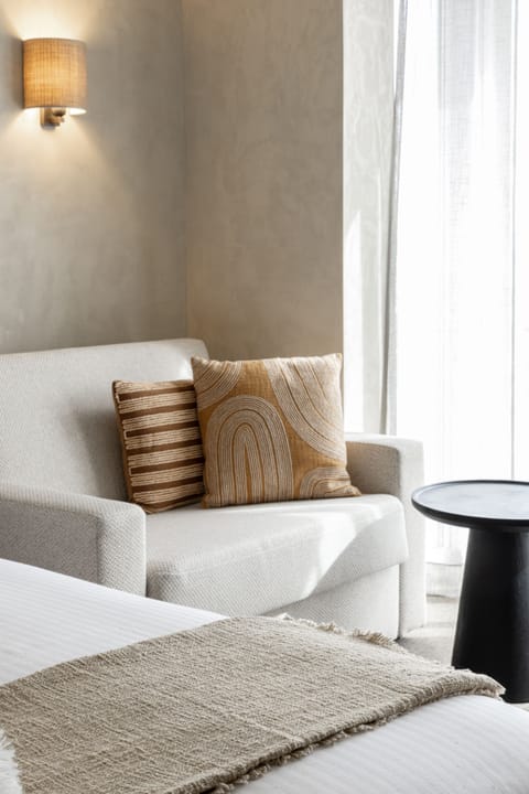 Deluxe Room | Minibar, in-room safe, desk, laptop workspace