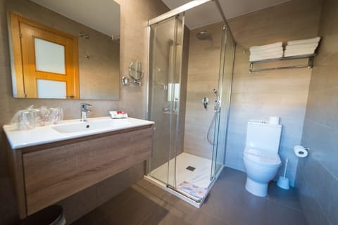 Combined shower/tub, hair dryer, towels