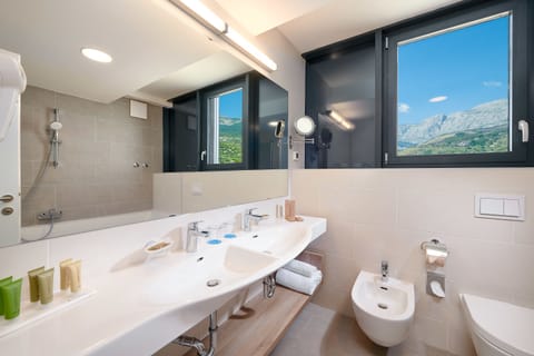 Deluxe Penthouse Suite | Bathroom | Free toiletries, hair dryer, bathrobes, slippers