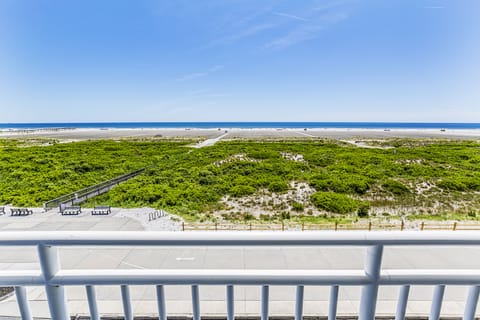 Oceanfront 1 Bedroom Non-Efficiency Suite | Pillowtop beds, WiFi (free), bed sheets