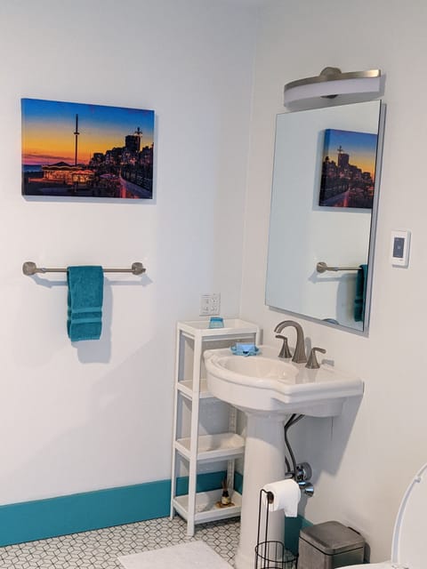 Room (The Brighton Room) | Bathroom | Free toiletries, hair dryer, towels, soap