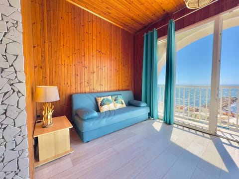 Deluxe Apartment, Balcony, Sea View | Living area