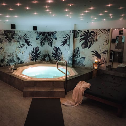 Sauna, hot tub, steam room