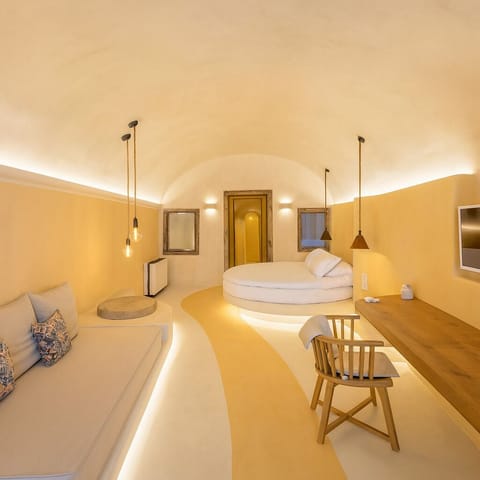 4 Deluxe Cliff Cave Suite (Indoor Massage Pool) | In-room safe, individually decorated, individually furnished, desk