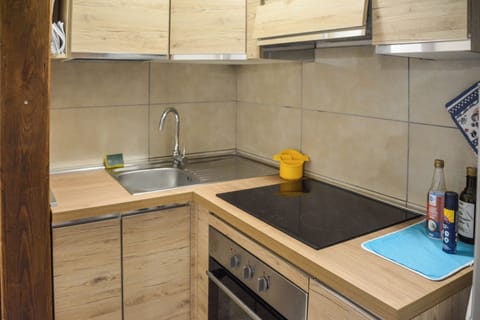 Studio, Multiple Beds | Private kitchen | Coffee/tea maker
