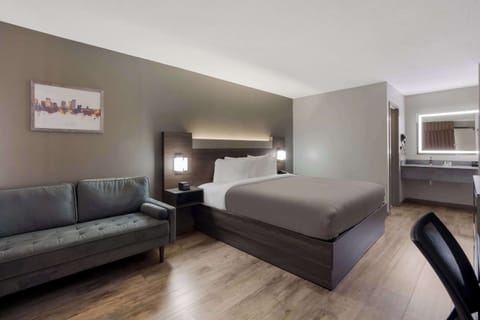 Standard Room, 1 King Bed | In-room safe, desk, laptop workspace, blackout drapes