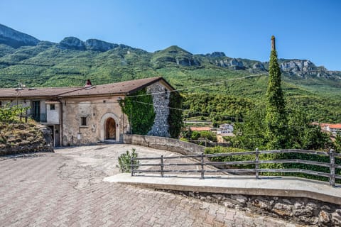 House, 3 Bedrooms, Mountain View | Property grounds