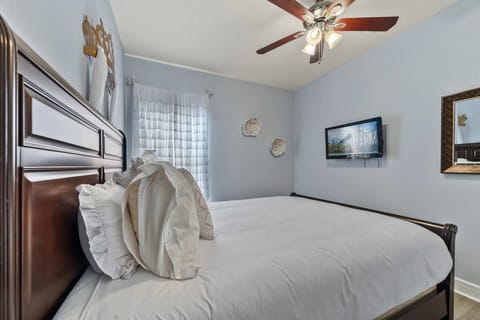 House, Multiple Beds, Kitchen, Pool View (W489 - Magic Moments Getaway) | 5 bedrooms, individually decorated, individually furnished, bed sheets