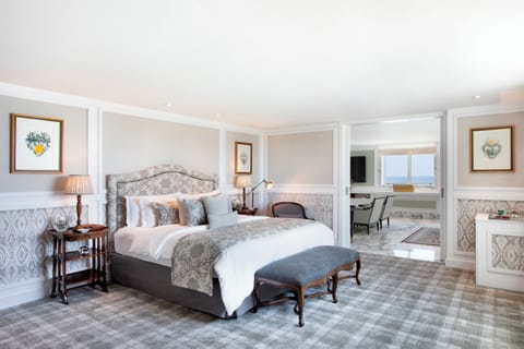 Suíte Presidencial | Minibar, in-room safe, desk, laptop workspace