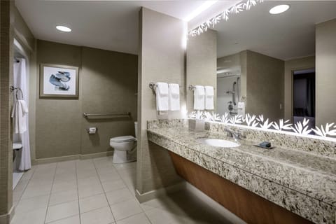 Combined shower/tub, designer toiletries, hair dryer, towels