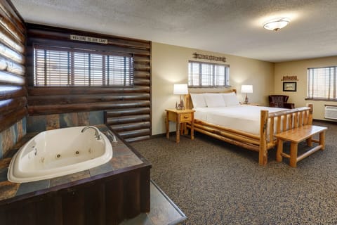 Expanded King with Whirlpool | Desk, iron/ironing board, free cribs/infant beds, rollaway beds