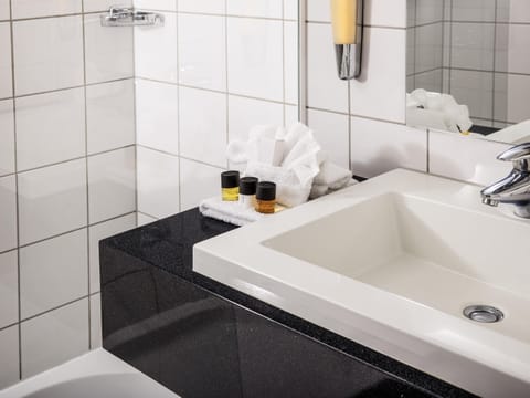 Hypo-allergenic bedding, in-room safe, desk, laptop workspace