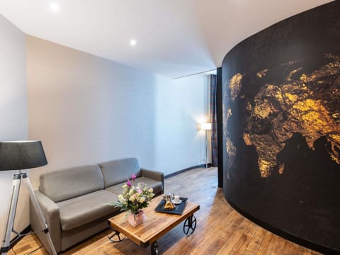 Suite, 1 King Bed | In-room safe, desk, blackout drapes, soundproofing