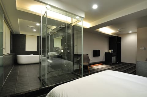 Executive Suite | Premium bedding, down comforters, free minibar, desk