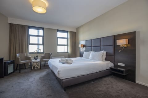 Junior Suite | In-room safe, desk, blackout drapes, iron/ironing board