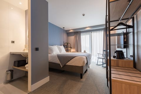 Business Double Room | In-room safe, iron/ironing board, cribs/infant beds, free WiFi