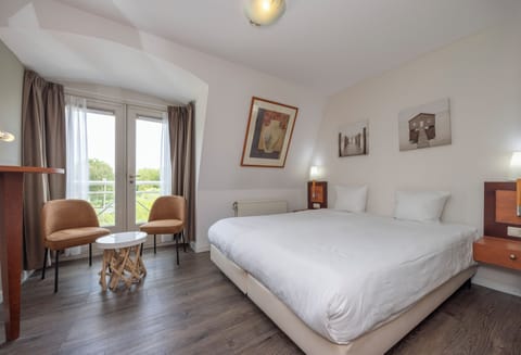 Suite | Bathroom | Eco-friendly toiletries, towels