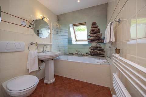 Standard Double Room | Bathroom | Eco-friendly toiletries, towels