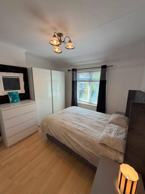 3 bedrooms, iron/ironing board, WiFi (free), bed sheets