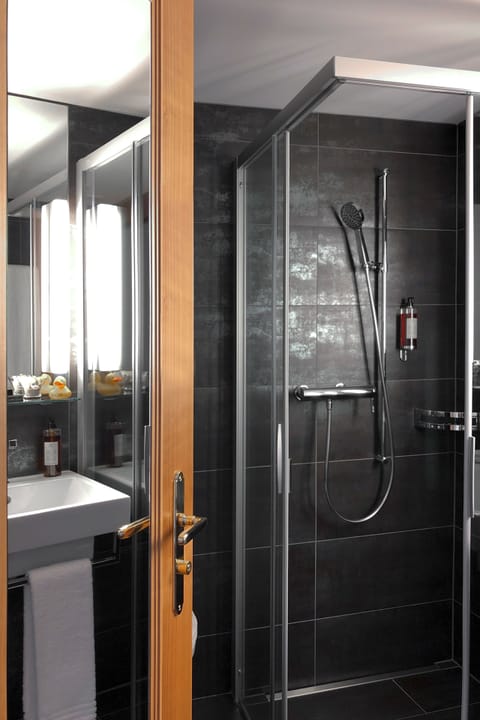 Shower, free toiletries, towels