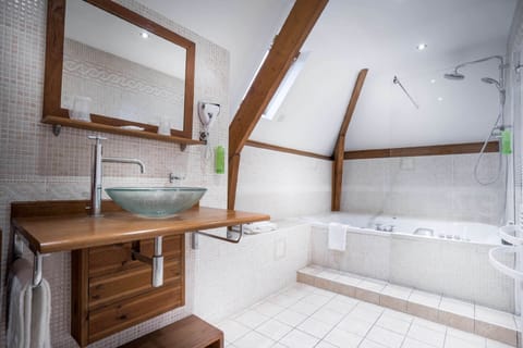 Family Suite, 1 Queen Bed, Bathtub, Valley View | Bathroom | Free toiletries, hair dryer, towels