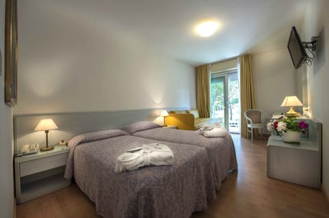 Double or Twin Room | Minibar, in-room safe, desk, soundproofing