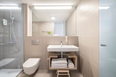 Bathtub, free toiletries, hair dryer, towels