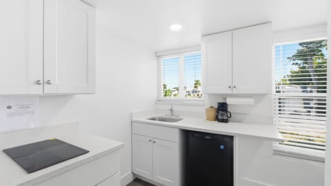 Deluxe Room, 1 King Bed, Accessible Bathtub, Kitchenette | Private kitchen | Mini-fridge, microwave, stovetop, coffee/tea maker