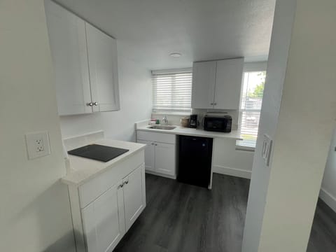 Deluxe Room, 1 King Bed, Accessible Bathtub, Kitchenette | Private kitchen | Mini-fridge, microwave, stovetop, coffee/tea maker