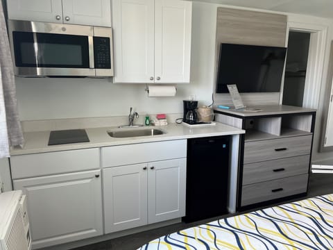 Deluxe Room ,1 Full Size Bed, Kitchenette | Private kitchen | Mini-fridge, microwave, stovetop, coffee/tea maker