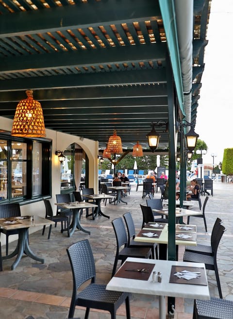 Breakfast, lunch and dinner served