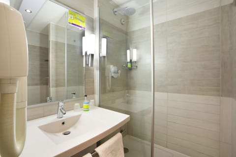 Classic Room | Bathroom | Shower, free toiletries, hair dryer, towels