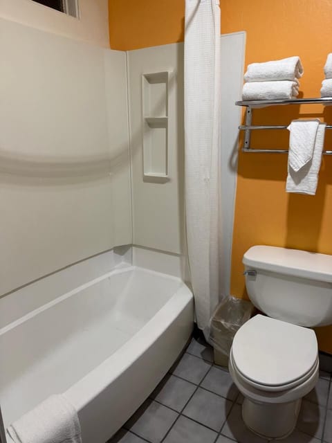 Standard Room, 1 Queen Bed | Bathroom | Bathtub, hair dryer, towels